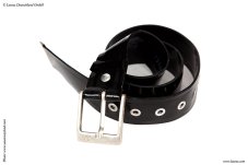 Latexový opasek s kovovou přezkou