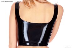 Sexy latexový top s úzkými ramínky a předním zipem - pohled zezadu