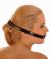 Latexová roubík s kovovým kruhom do úst - zapínanie na kovovú pracku