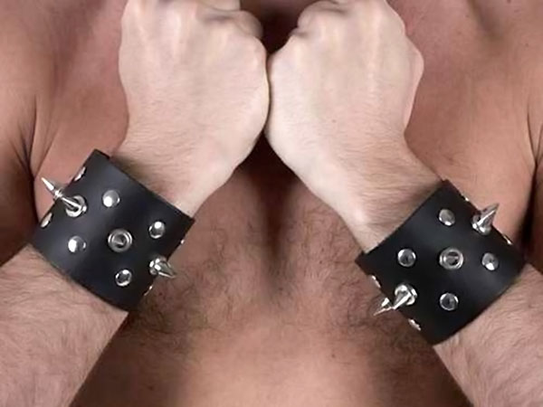 Kožené náramky s kovovými hrotmi