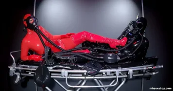 Černý a červený latex, plynové masky a spleť hadic