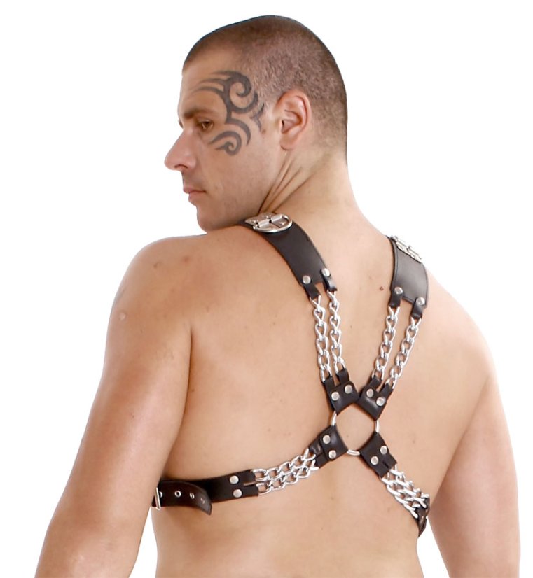 Pánsky kožený hrudníkový postroj s reťazami a D-krúžkami - pohľad zozadu