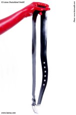 Latexový opasek s kovovou přezkou