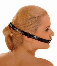 Latexový roubík s kovovým kruhem do úst - zapínání na kovovou přezku