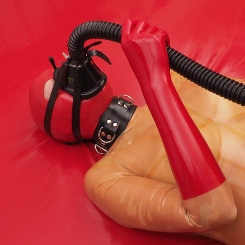 Gumová resuscitační maska (dýchací náhubek) s připojenou hadicí