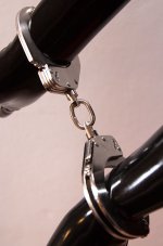 Kovová policejní pouta - detail
