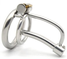 Kovový pás cudnosti s priechodnou tyčinkou do penisu 8 mm - M (krúžok 4,5 cm)