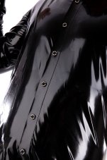 Elegantní pánská latexová košile - detail zapínání Elegantní pánská latexová košile - detail zapínání