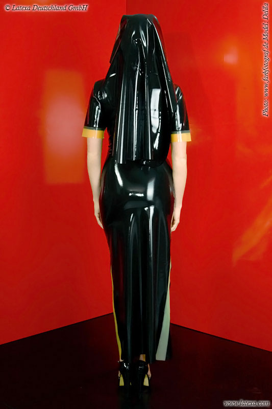 Latexová mníška - pohľad zozadu