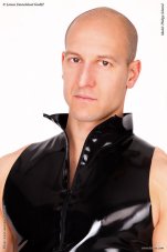 Latexové body s rozkrokom na patentky - detail zipsu pri krku