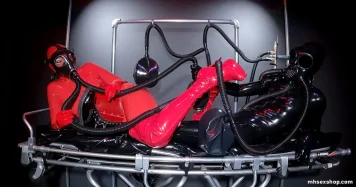 Černý a červený latex, plynové masky a spleť hadic