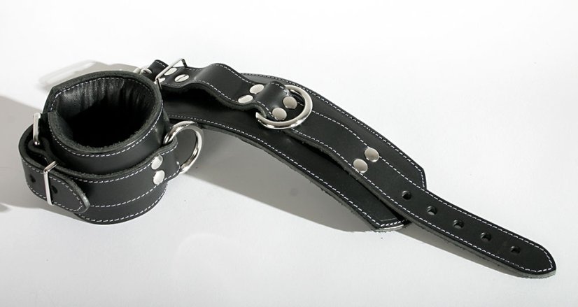 Masívne kožené putá na ruky s bielym prešívaním