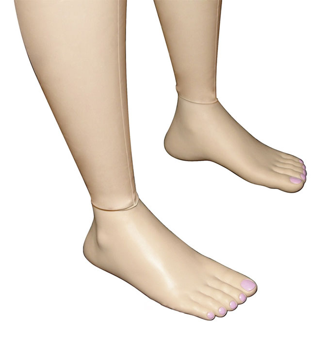 Sexy nafukovacia brunetka v životnej veľkosti - detail nôh