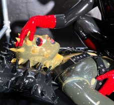 Latexový polštář s ostny, které vás nezraní.