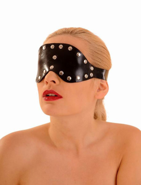 Latexová maska s kovovými nitmi a prackou