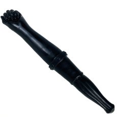 Na jedné straně lidská pěst, na druhé straně koňské dildo!