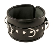 Černý kožený obojek s kovovými kruhy