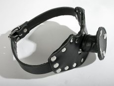 Kožený náhubok s roubíkom v tvare penisu