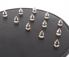 Kulatá plácačka s kovovými hroty - 30 x 15 cm - detail