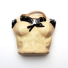 Latexová kabelka ve tvaru korzetu - pohled zepředu