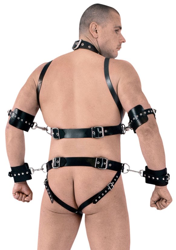 Kožený popruhový postroj s putami na ruky a prídavným postrojom na penis - pohľad zozadu