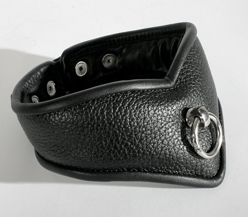 Kožený polstrovaný obojok s malým kovovým krúžkom