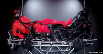 Černý a červený latex, plynové masky a spleť hadic