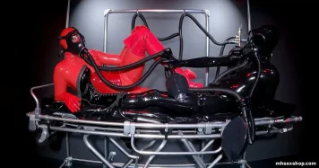 Černý a červený latex, plynové masky a spleť hadic