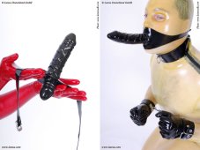 Latexový roubík s dildom dovnútra aj von