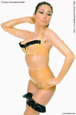 Extra vysoké latexové nohavičky - pohľad z boku