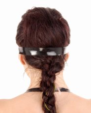 Latexová maska s kovovými dierkami - pohľad zozadu