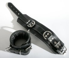 Masívne kožené putá na nohy s bielym prešívaním