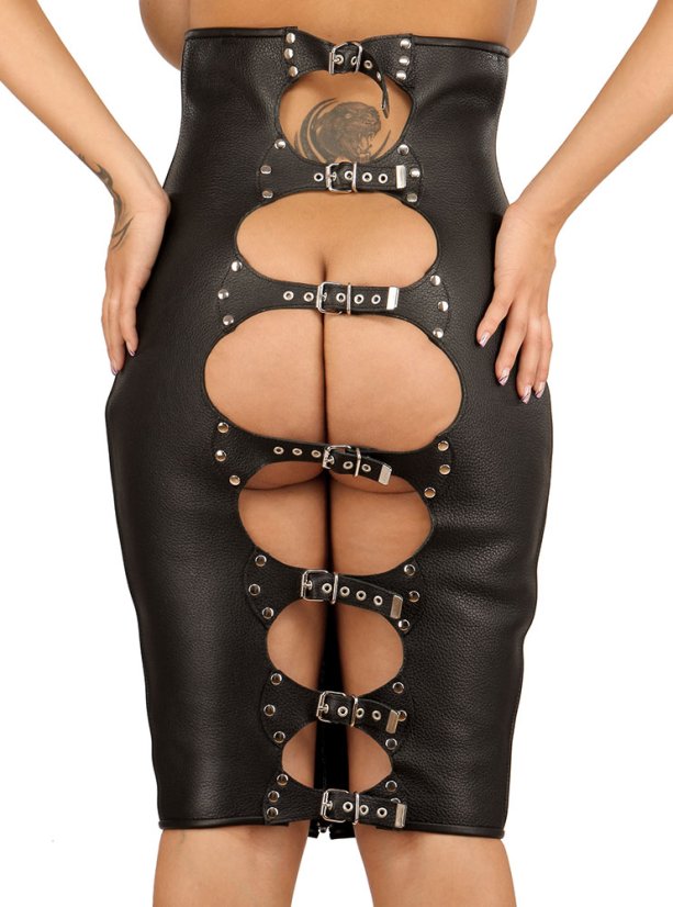 Extra vysoká sukňa z hrubej kože s odhaleným zadočkom - detailný pohľad zozadu