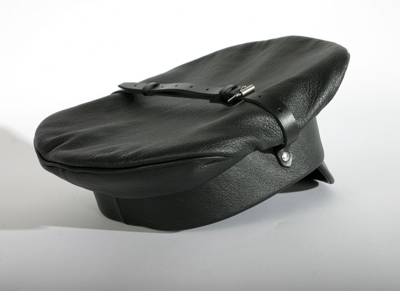 Kožená policejní čepice (brigadýrka) - pohled zezadu