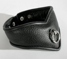 Kožený polstrovaný obojok s malým kovovým krúžkom