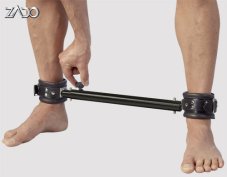 Kovová rozpěrka na nohy s koženými pouty