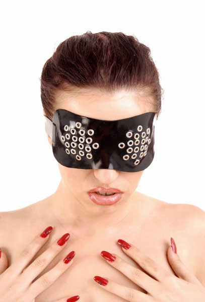 Latexová maska s kovovými dierkami