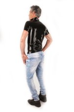 Pánské latexové triko s krátkým rukávem - pohled zezadu Pánské latexové triko s krátkým rukávem - pohled zezadu