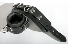 Masivní kožená pouta na ruce pro BDSM