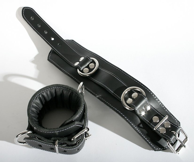 Masivní kožená pouta na nohy s bílým prošíváním