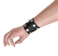 Kožené náramky s kovovými ostny - detail zapínání Kožené náramky s kovovými ostny - detail zapínání