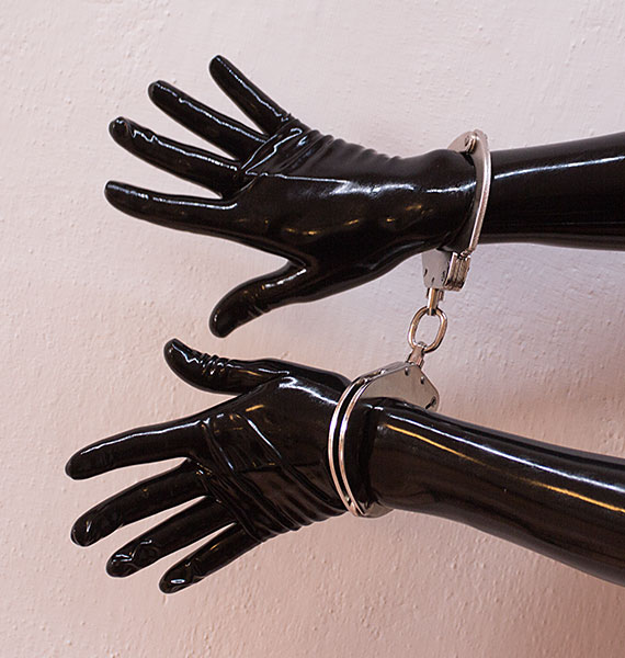 Kovové policajné putá