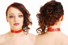 Úzký latexový obojek se zapínáním vzadu na přezku