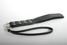 Dvojitá kožená plácačka s nitovanou rukoväťou