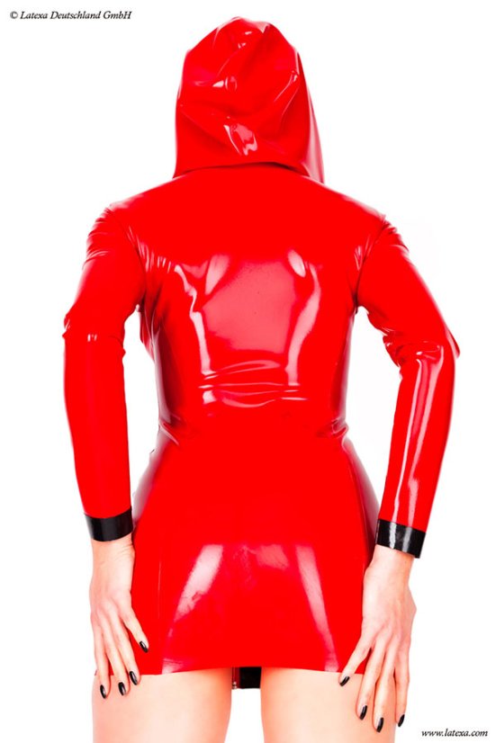 Priliehavé latexové šaty s kapucňou - pohľad zozadu