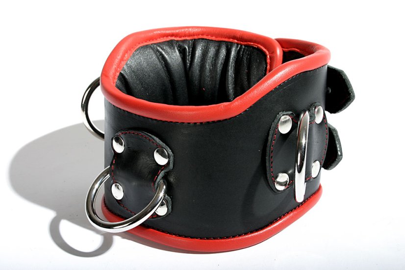 Čierny kožený obojok s červeným lemovaním