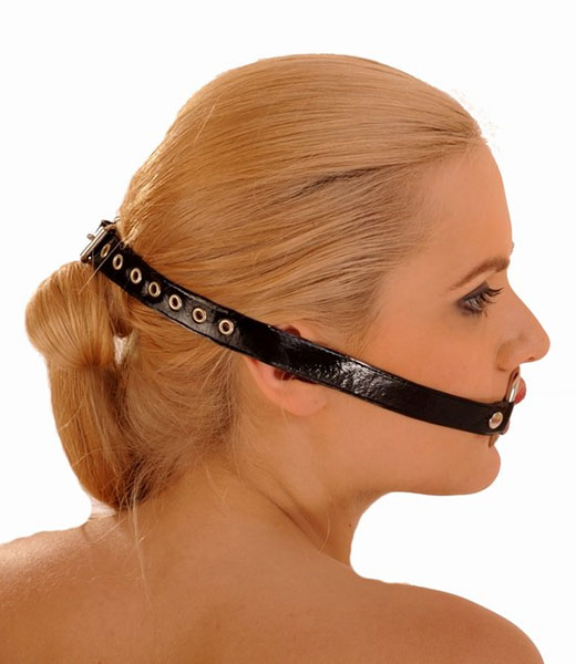 Latexová roubík s kovovým kruhom do úst - zapínanie na kovovú pracku