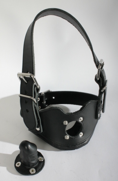 Kožený hlavový postroj s roubíkom v tvare penisu