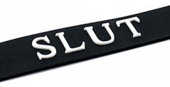 Silikonový obojek s nápisem SLUT