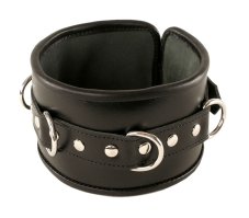 Čierny kožený obojok s kovovými kruhmi